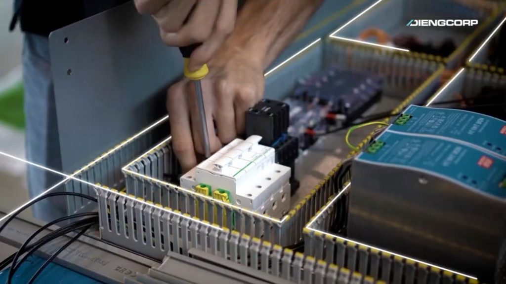 Cablaggio di un quadro elettrico nell’officina DIENGCORP