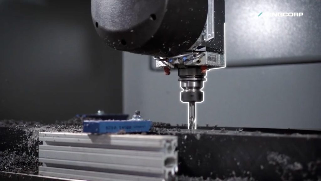 Fresatura CNC di un componente nell’officina DIENGCORP