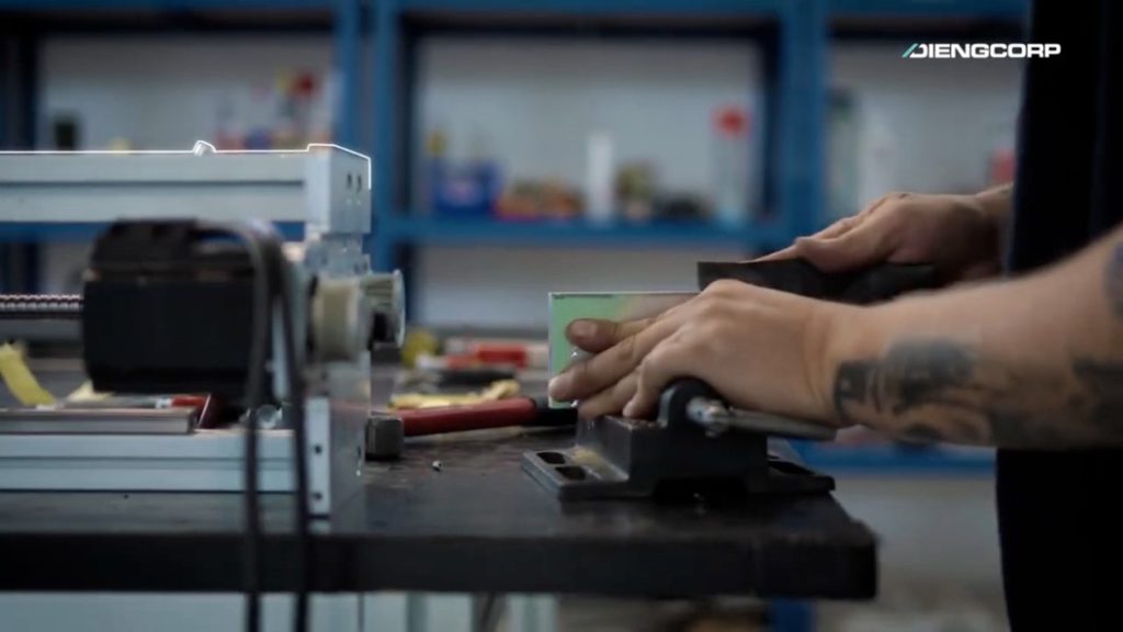 Regolazione di un gruppo meccanico prima del collaudo