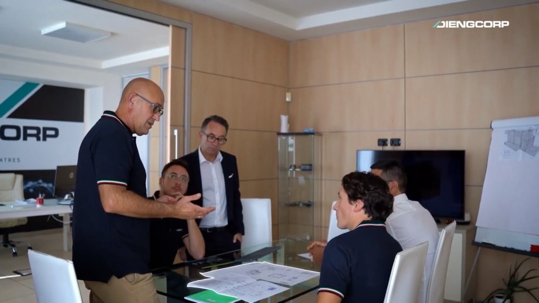 Riunione di progetto con il project manager nella sede DIENGCORP
