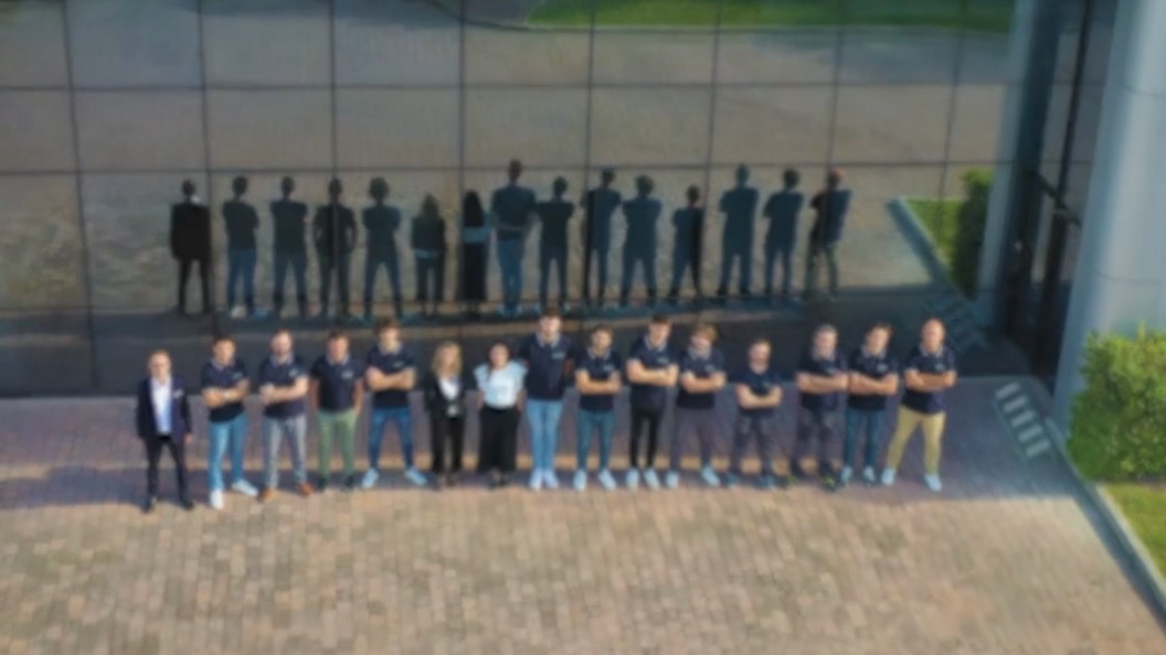 Il team DIENGCORP davanti alla sede di Navacchio