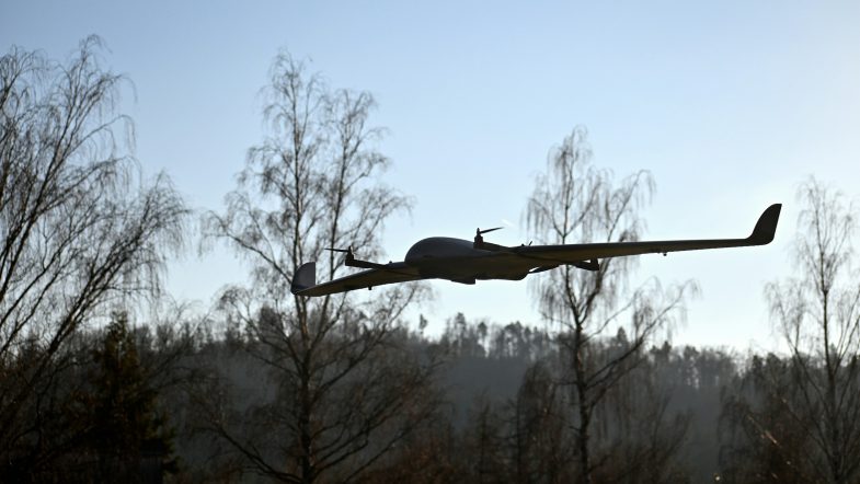 Drone ad ala fissa in volo sopra una foresta